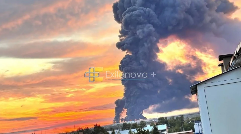 Густий стовп диму над логістичним хабом Ozon у Чапаєвську під час масштабної пожежі