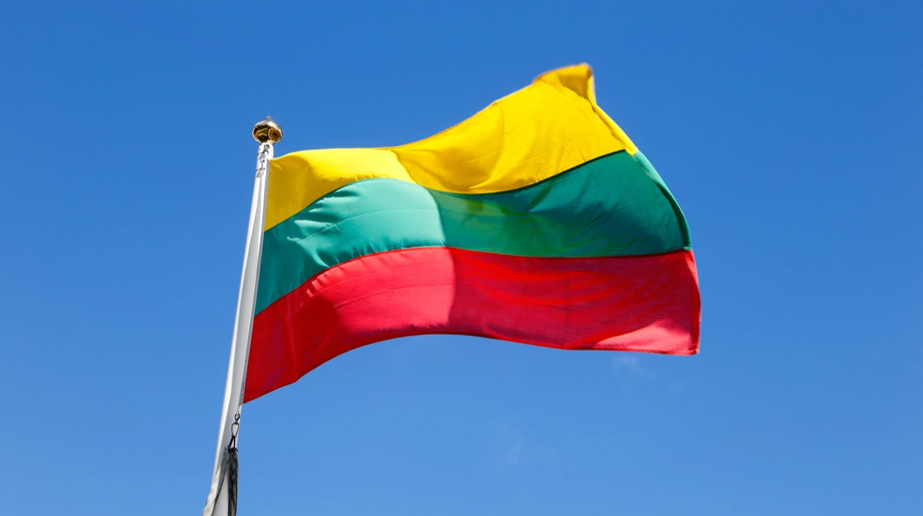 Безпілотник на тлі міського пейзажу, що ілюструє загрозу атак на об'єкти інфраструктури