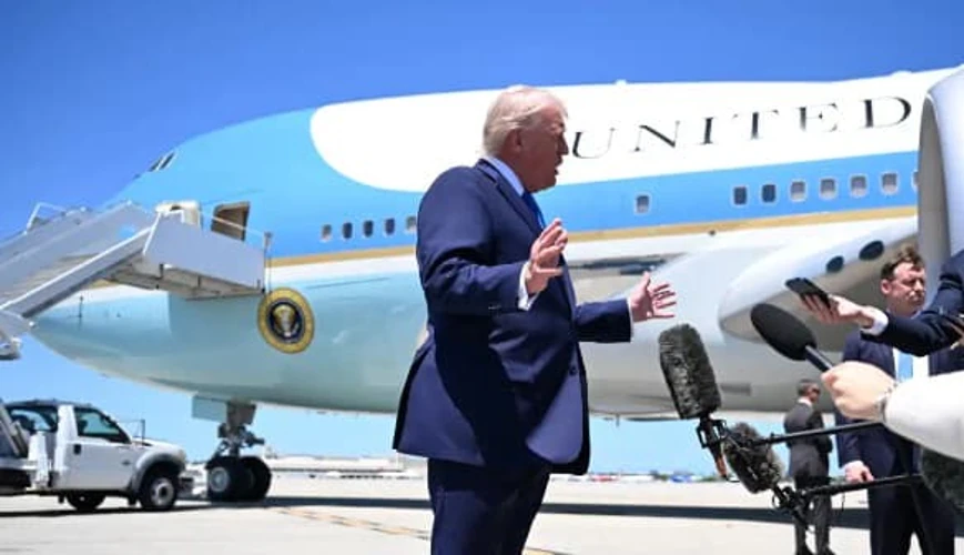 Дональд Трамп на тлі президентського борта