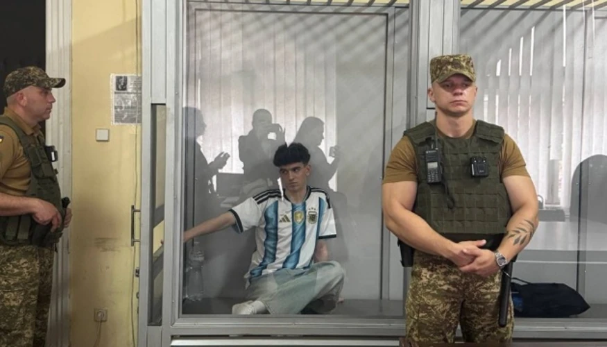 Обвинувачений В'ячеслав Зінченко у супроводі нацгвардійців біля Шевченківського районного суду Львова