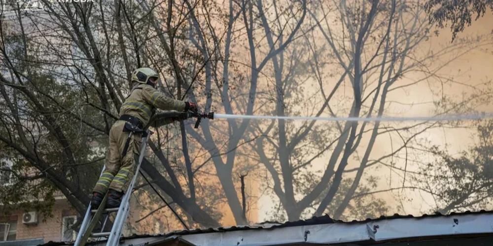 Двоповерхова будівля дошкільного навчального закладу в Оболонському районі Києва після падіння ворожого безпілотника