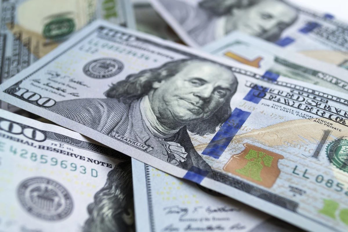 Табло обмінного пункту з курсами долара, євро та польського злотого в Україні 13 вересня