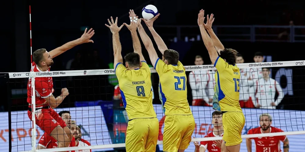 Волейбольний м'яч на тлі майданчика з сіткою на чемпіонаті Європи-2026