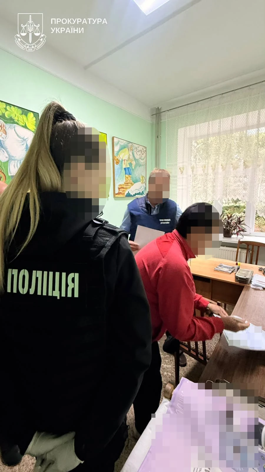 Вилучені медичні документи та мобільні телефони під час обшуків у медиків і посередників на Тернопільщині