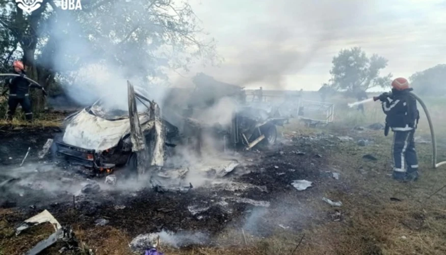 Пошкоджений автомобіль бригади енергетиків ДТЕК на Одещині після удару російського безпілотника